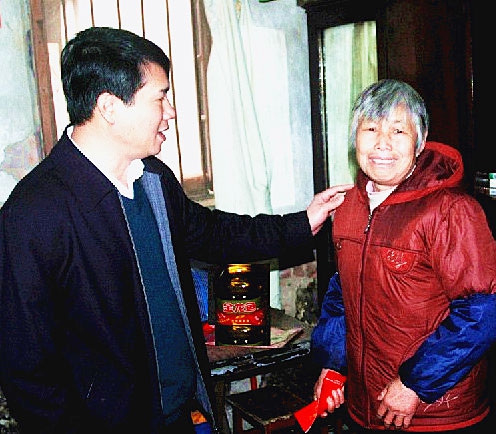 公司領(lǐng)導(dǎo)一行走訪慰問困難職工 公司領(lǐng)導(dǎo)一行走訪慰問困難職工