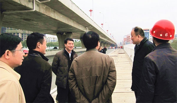 宜春市市長蔣斌視察我公司明月大橋工程 宜春市市長蔣斌視察我公司明月大橋工程