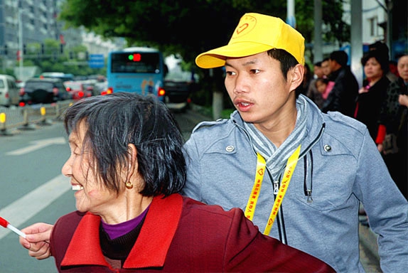 志愿者為過路老人指路 志愿者為過路老人指路