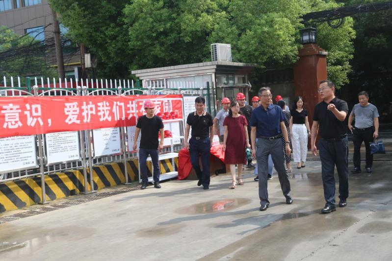 南旅集團(tuán)李明等領(lǐng)導(dǎo)赴我司工地送清涼 南旅集團(tuán)李明等領(lǐng)導(dǎo)赴我司工地送清涼