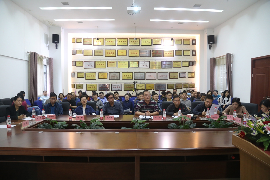 共話“三風(fēng)”事  同創(chuàng)文明城 公司舉行勞模宣講報(bào)告會(huì) 共話“三風(fēng)”事  同創(chuàng)文明城 公司舉行勞模宣講報(bào)告會(huì)